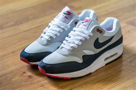 Nike – Air Max 1 – Sneaker in Weiß und Blau 